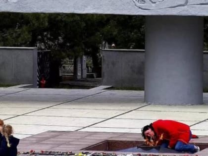 ​Жительнице Краснодара грозит до 5 лет тюрьмы за сжигание траурного венка в Вечном огне