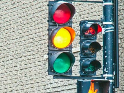 Кого оштрафуют за проезд на желтый сигнал светофора?
