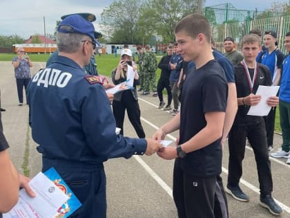 На стадионе школы № 2 им. А.В. Суворова станицы Динской прошли соревнования по пожарно-прикладному спорту