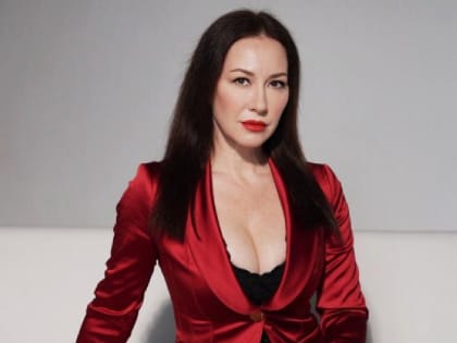 В Новороссийске появилась экспозиция картин про людей с «живыми» книгами и газетами в руках