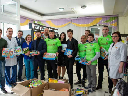Краснодарские сторонники партии передали игрушки в Детскую краевую больницу