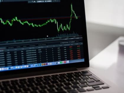 Сервис "Тинькофф Инвестиции" объявил о временной приостановке торговли иностранными бумагами из-за санкций