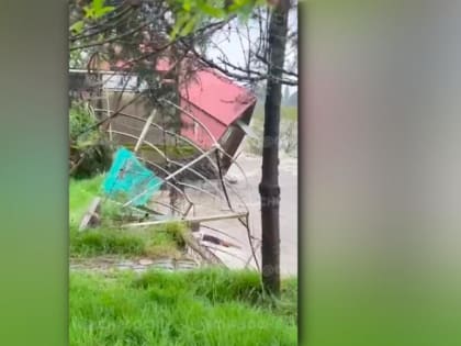 В Лазаревском районе Сочи река вышла из берегов и разрушила постройку