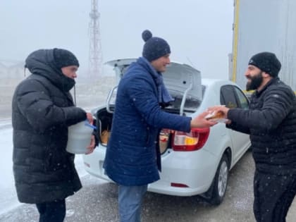 В заторе под Геленджиком водителям фур предоставили еду с напитками