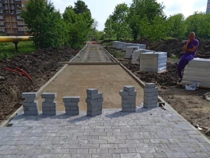 На пешеходных дорожках Николаевского бульвара начали укладывать тротуарную плитку