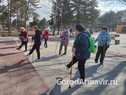 В Армавире в рамках президентского гранта начались занятия по скандинавской ходьбе