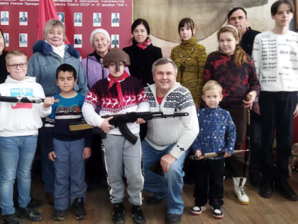 Анапские активисты КПРФ и пионеры посетили уникальный музей истории СССР