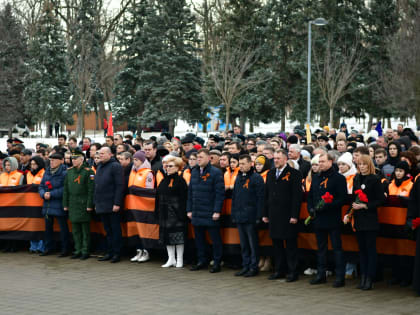 Более 2 тыс. краснодарцев возложили цветы к памятнику «13 тысячам краснодарцев — жертвам фашистского террора»