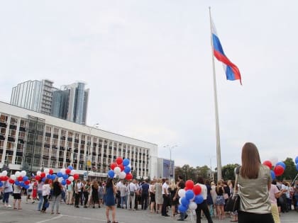 Губернатор Краснодарского края поздравил кубанцев с Днем флага России