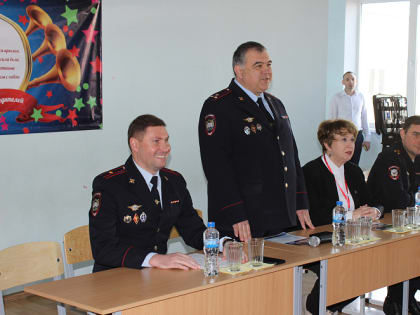 В городе-герое Новороссийске полицейские и сотрудники Краснодарского университета МВД России дали яркий старт акции «Студенческий десант»