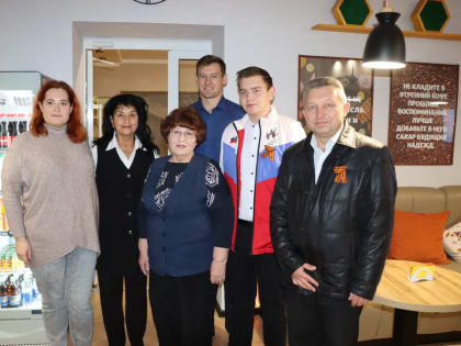 Наталью Боеву поздравил замглавы Каневского района Вадим Касьяненко с предстоящим праздником