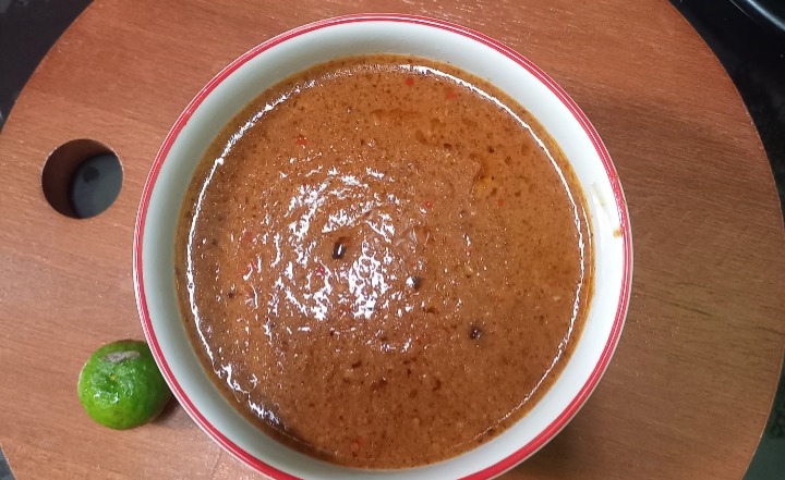 Membuat bumbu kacang untuk batagor