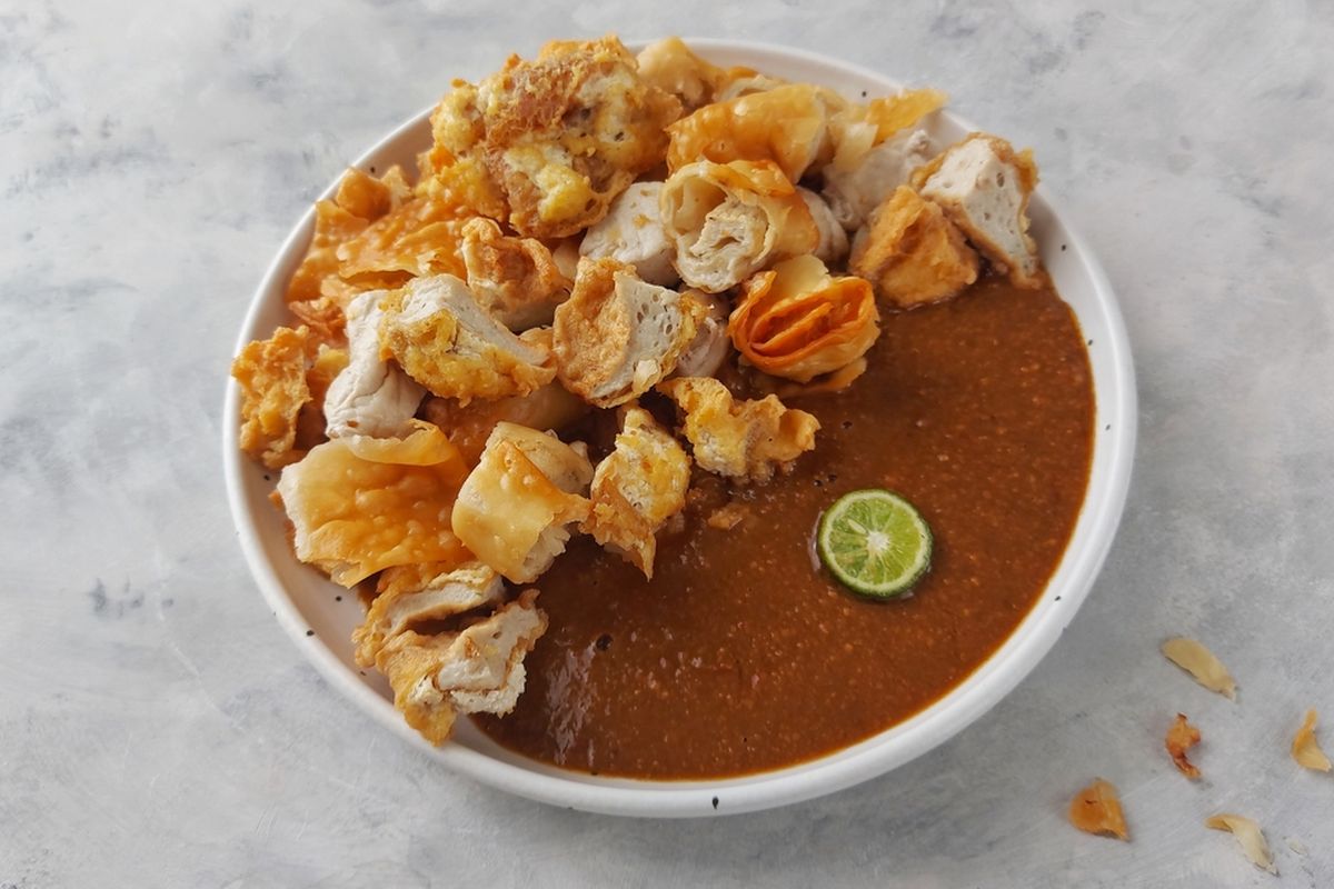 Batagor Bandung dengan bumbu kacang