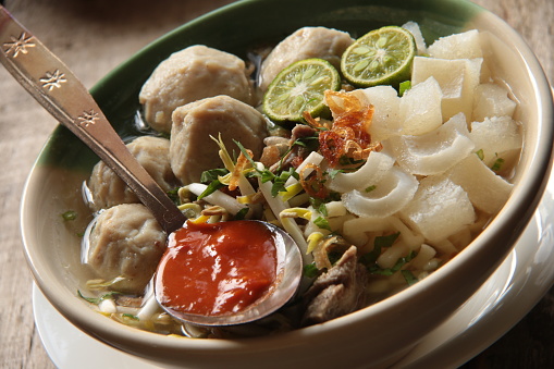 Mie Kocok Bandung dalam mangkuk dengan kikil