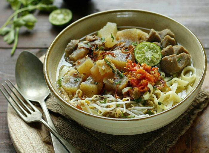 Mie Kocok Bandung siap disajikan dengan pelengkap lengkap