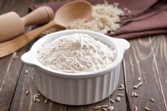 Mencampurkan tepung beras dan gula