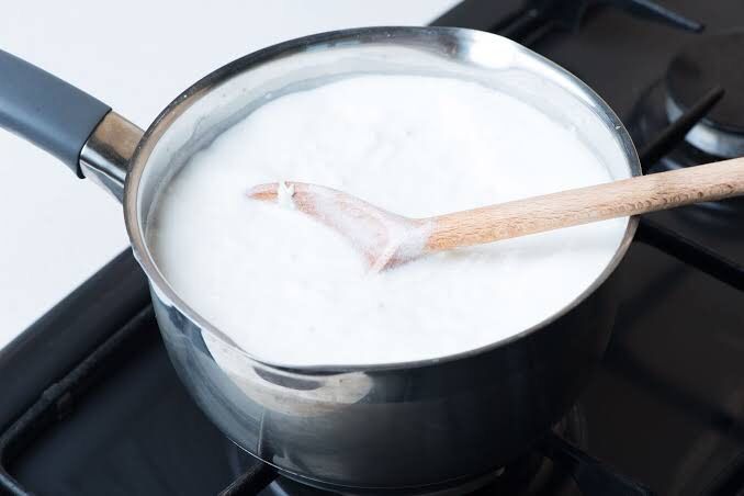 Memasak kue bandros di cetakan