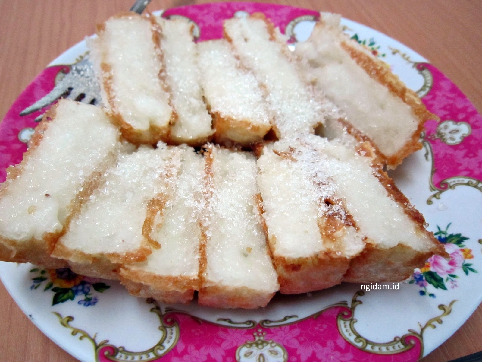 Kue Bandros siap disajikan dengan taburan kelapa