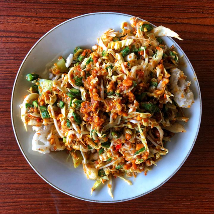 Karedok Sunda dengan bumbu kacang kencur