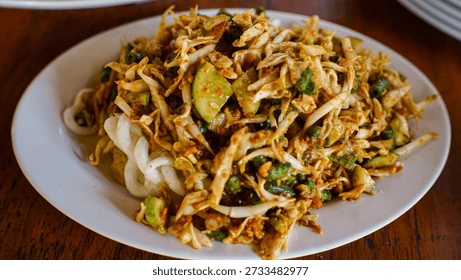 Karedok Sunda siap disajikan dengan lontong dan emping