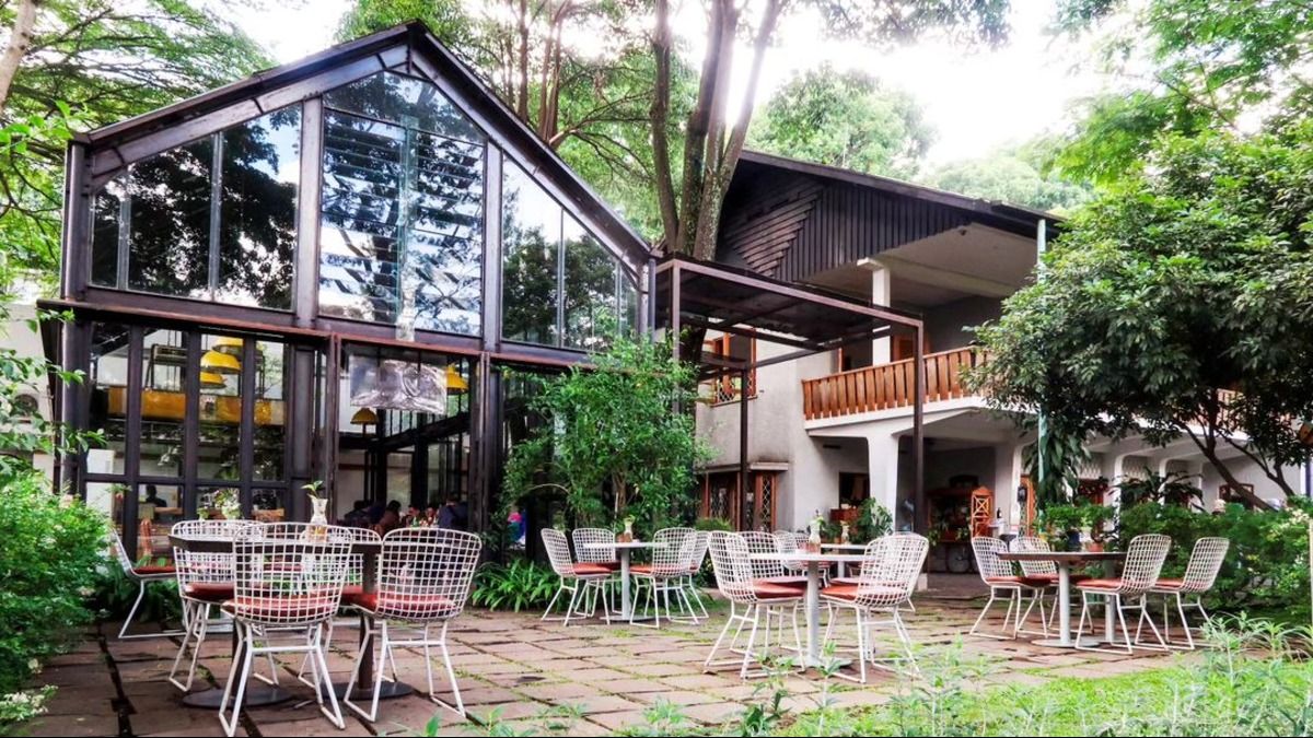 Miss Bee Providore Bandung - Taman cafe dengan view hijau