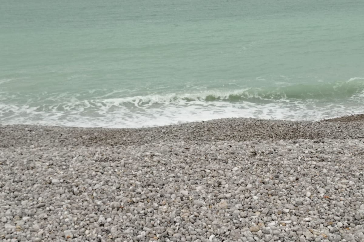 Plage de galets à Étretat