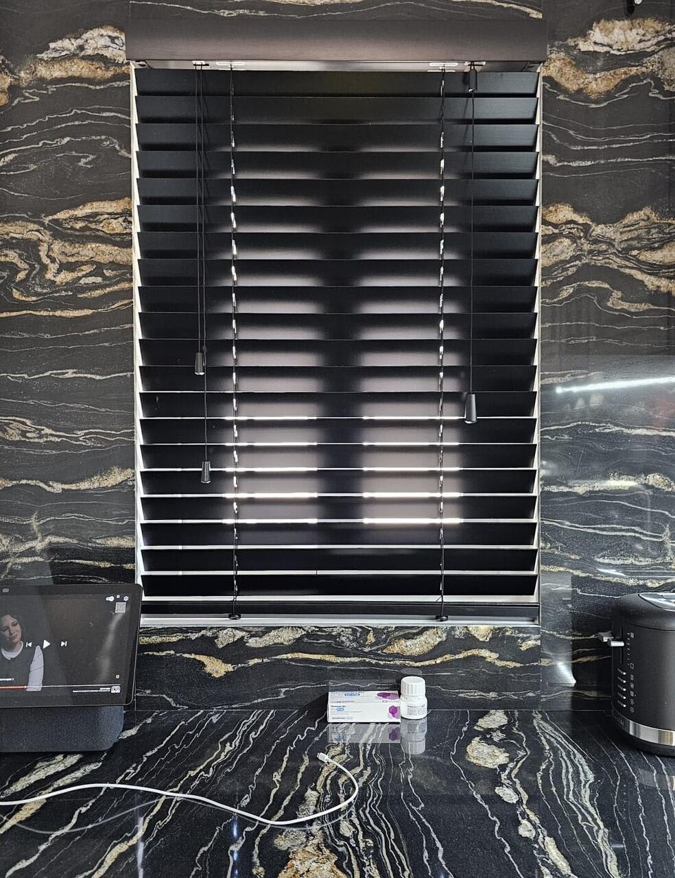 Aluminum venetian blinds