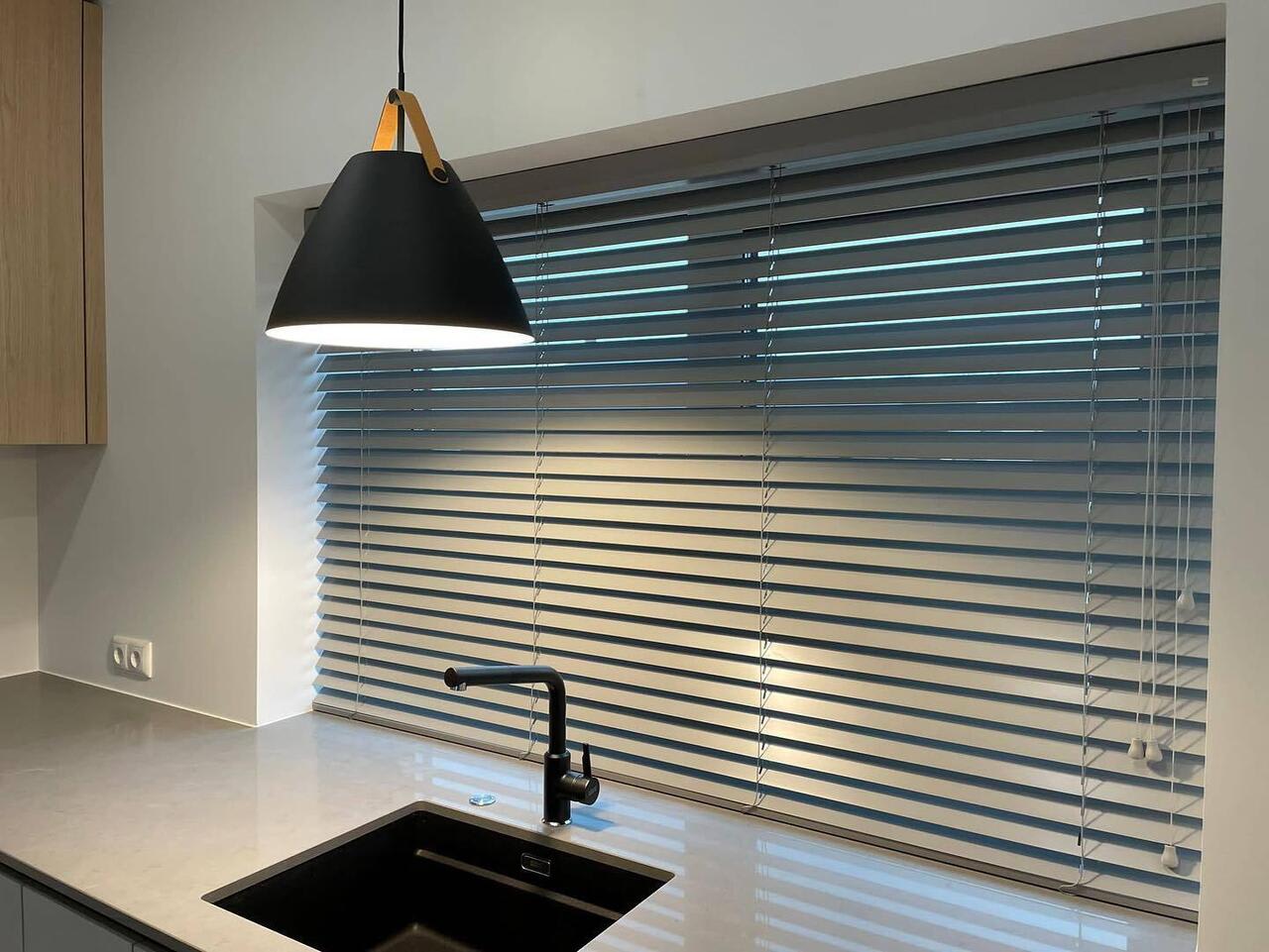Aluminum venetian blinds