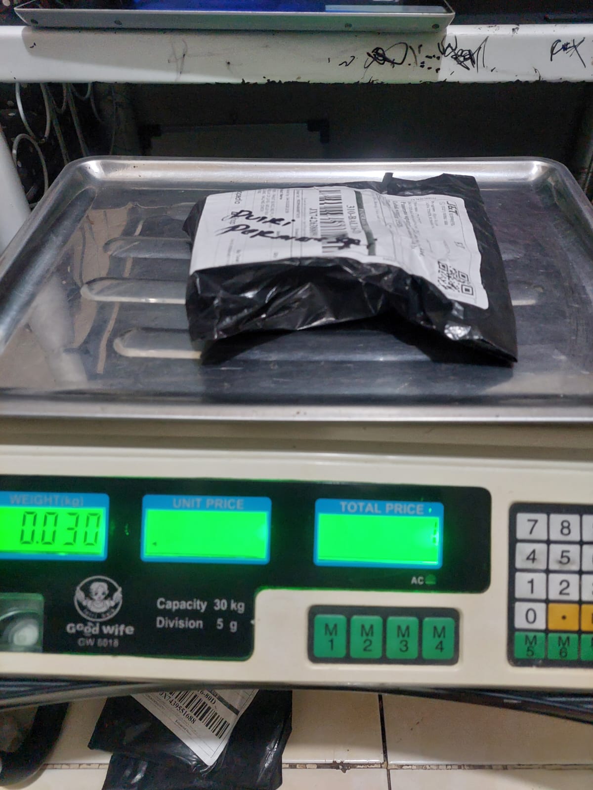 PUTRI PERMATASARI/1230-696/BLACK