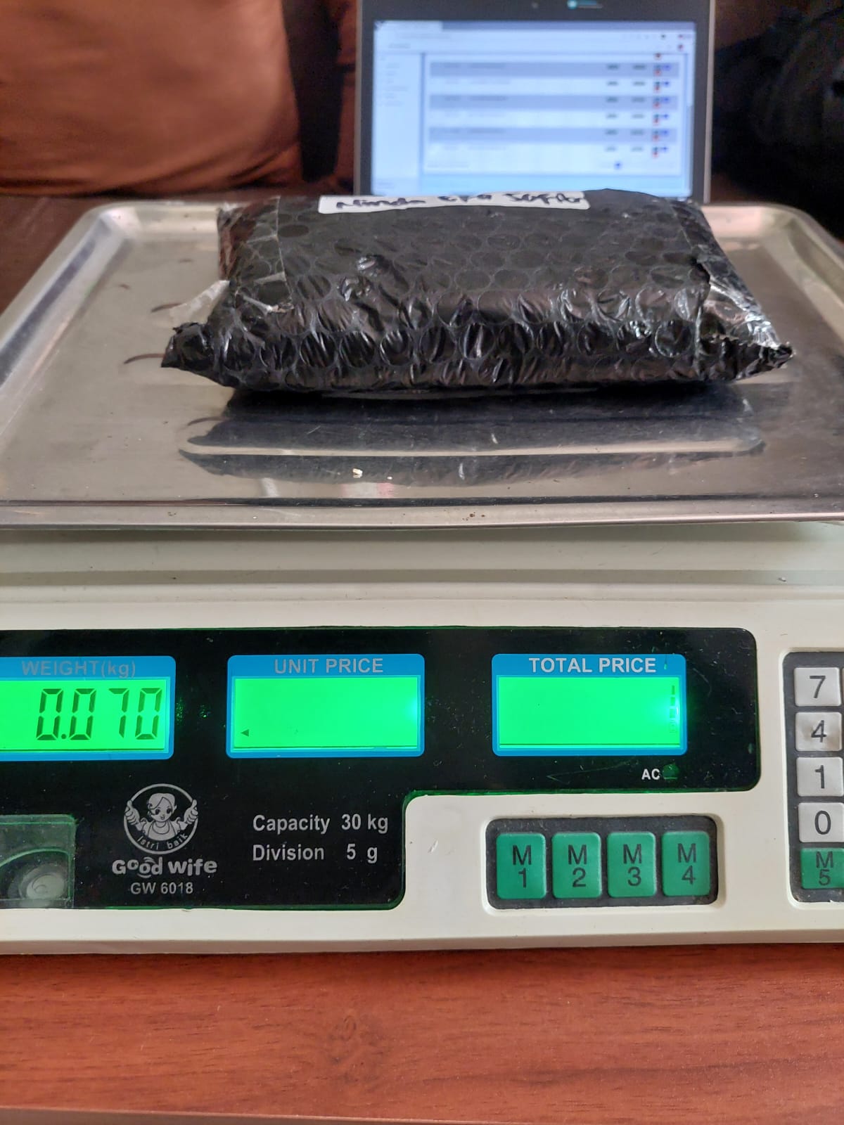 NINDA EKA SAFITRI/1159-0878/BLACK