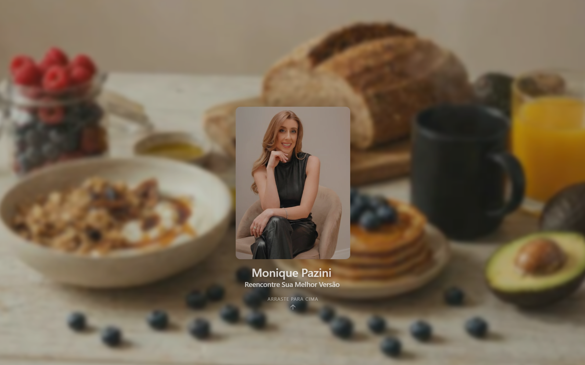 Visual do site Monique Pazini no notebook