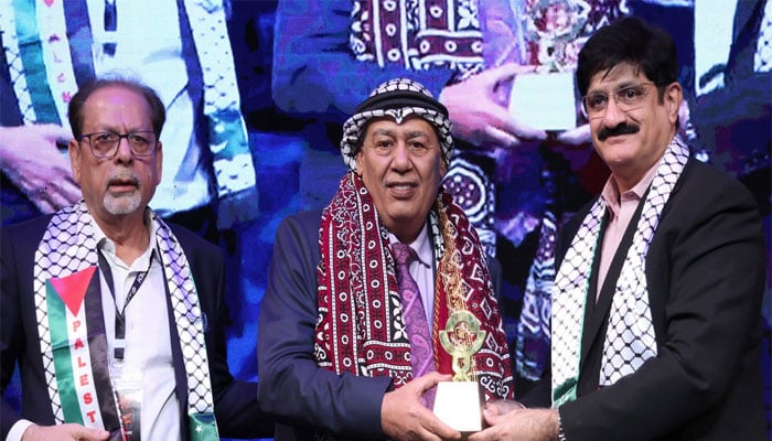 وزیرِ اعلیٰ سندھ کا فلسطینی سفیر کو اجرک کا تحفہ