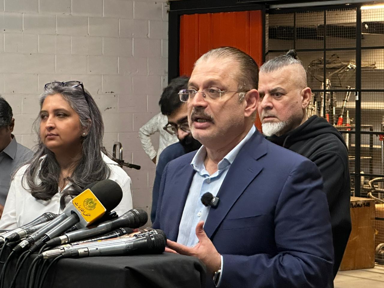 شرجیل میمن کا کراچی فلم اسکول کا دورہ 