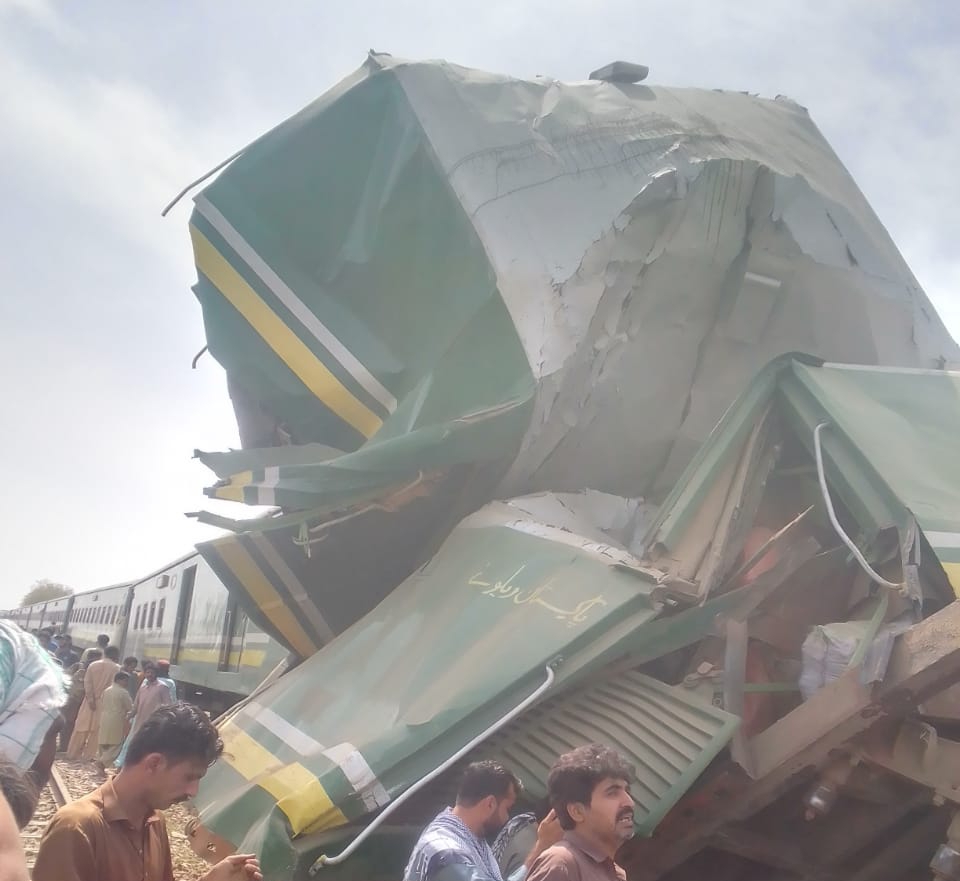 لاکھاروڈ اسٹیشن پر شالیمار ایکسپریس مال بردار ٹرین سے ٹکرا گئی، انجن سمیت 2 بوگیاں تباہ