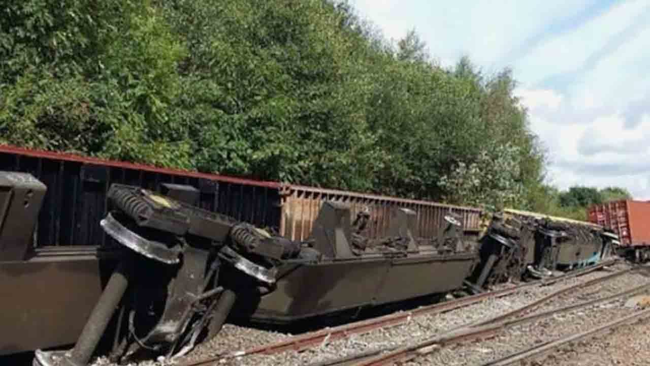 کراچی سے راولپنڈی جانے والی پاکستان ایکسپریس محراب پور پر حادثے کا شکار