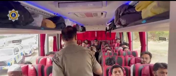 موٹر وے پولیس کی زائد کرایہ وصول کرنے والی گاڑیوں کیخلاف کارروائی