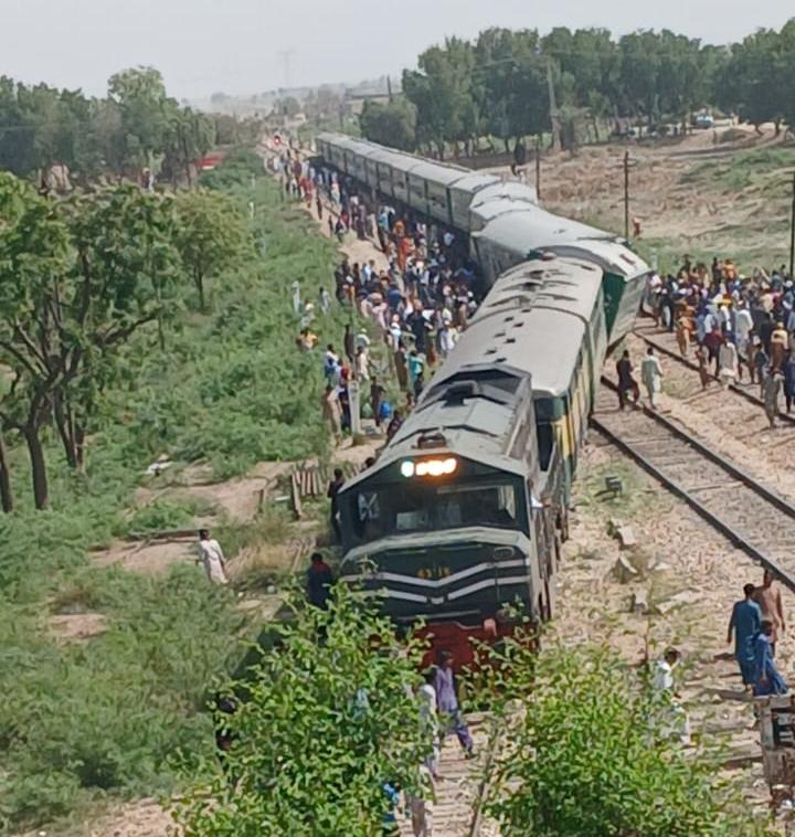 شہداد پور ریلوے اسٹیشن کے قریب شالیمار ایکسپریس حادثے کا شکار ، 3 بوگیاں پٹری سے اتر گئیں، چار افراد زخمی