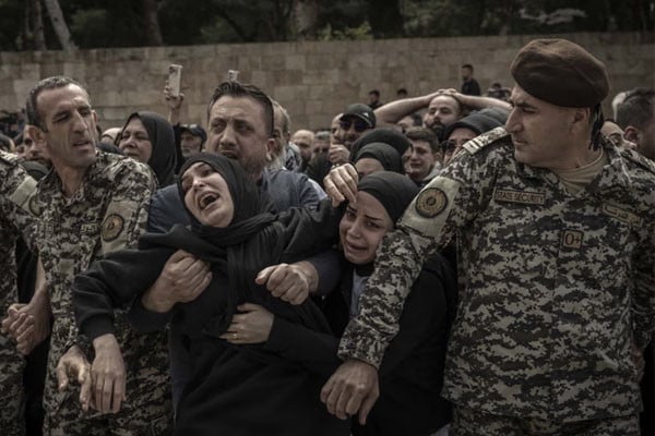 اسرائیلی حملے میں شہید 13 لبنانی اہلکاروں کی اجتماعی نماز جنازہ ، فضاء سوگوار