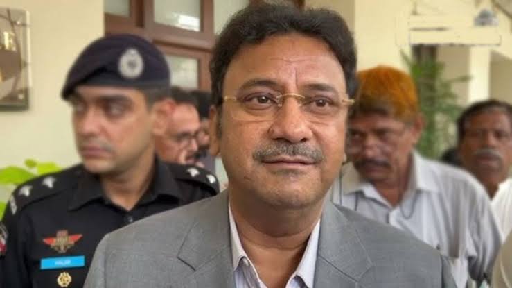 منشیات کیس کی ملزمہ کو بغیر ہتھکڑی پیش کرنا مہنگا پڑگیا، وزیر داخلہ کا نوٹس ، 3 پولیس افسران معطل
