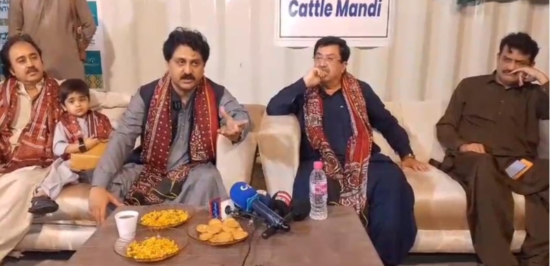 بیرسٹر راجہ خلیق الزمان اور سینیٹر اسلم ابڑو کا عوام دوست مویشی منڈی کا دورہ