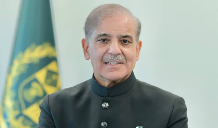 وزیراعظم ایک روزہ دورے پر کوئٹہ پہنچ گئے، گورنر و وزیراعلیٰ بلوچستان نے ایئرپورٹ پر استقبال کیا