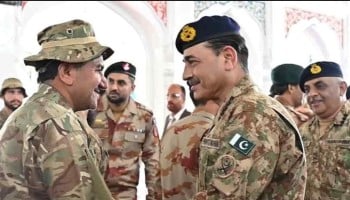 فیلڈ مارشل کی اگلے مورچوں پر تعینات جوانوں کیساتھ عید، فتنہ الہندوستان کے سہولت کار نہیں بچیں گے، دو ٹوک پیغام