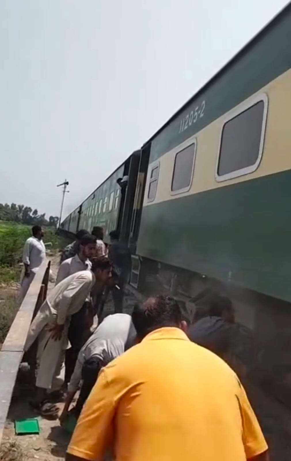 سانگھڑ : لاھور سے کراچی جانے والی گرین لائن ایکسپریس کے انجن میں اچانک آگ لگ گئی