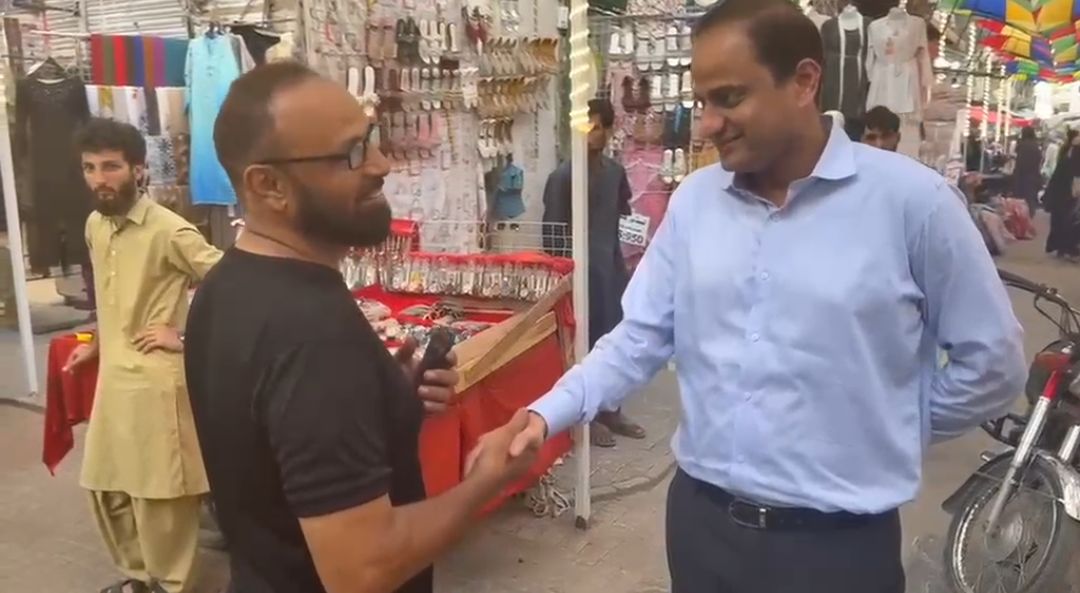 مرتضیٰ وہاب بغیر پروٹوکول بوہرہ بازار پہنچ گئے ، تاجروں و شہریوں نے پرتپاک استقبال کیا