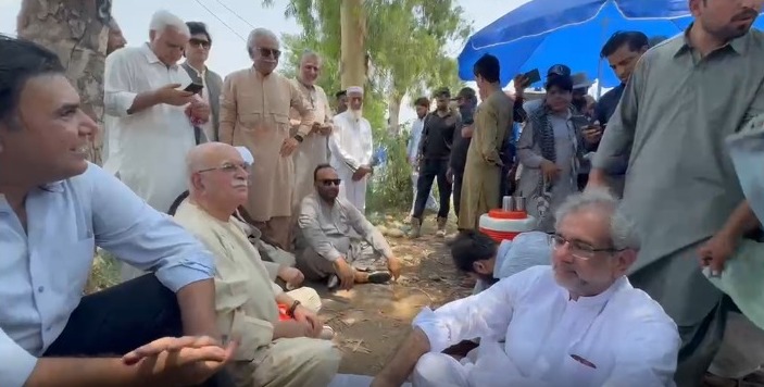 تحریک تحفظ آئین پاکستان کے وفد کو راولاکوٹ جانے سے روک دیا، اپوزیشن قیادت کا چکیاں میں دھرنا