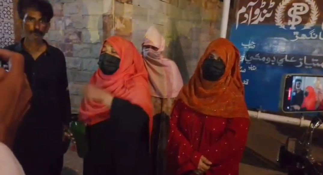 ٹنڈوآدم: بچوں کی بازیابی کے مطالبے پر خاتون کا تھانے کے سامنے احتجاج، خودسوزی کی کوشش