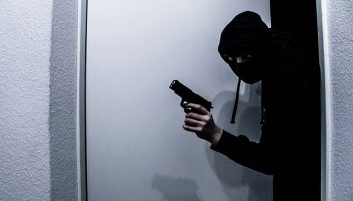 کراچی: ڈیفنس فیز 6 میں سینٹری شاپ کا صفایا، نامعلوم ملزمان 12 لاکھ روپے سے زائد کا سامان لے اڑے