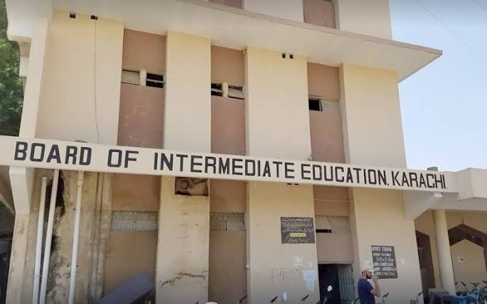 انٹر بورڈ کراچی نے بارہویں آرٹس ریگولر کے نتائج جاری کر دیے، طالبات نے میدان مار لیا