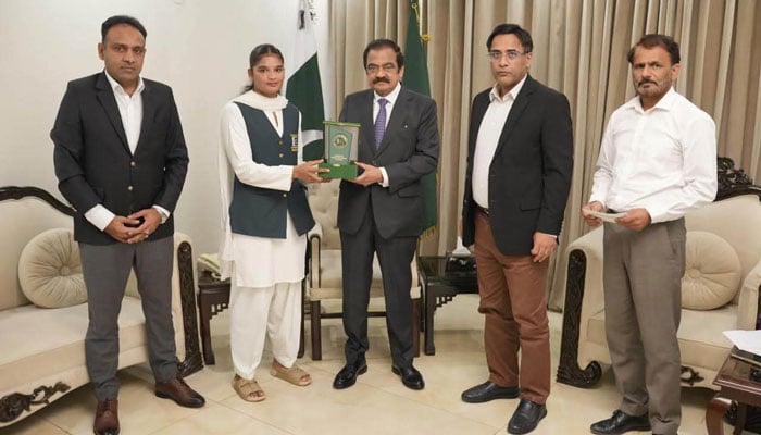 کامن ویلتھ گیمز میں برانز میڈل، رانا ثناء اللّٰہ کی فاطمہ زہرا سے ملاقات، شاندار کارکردگی پر مبارکباد