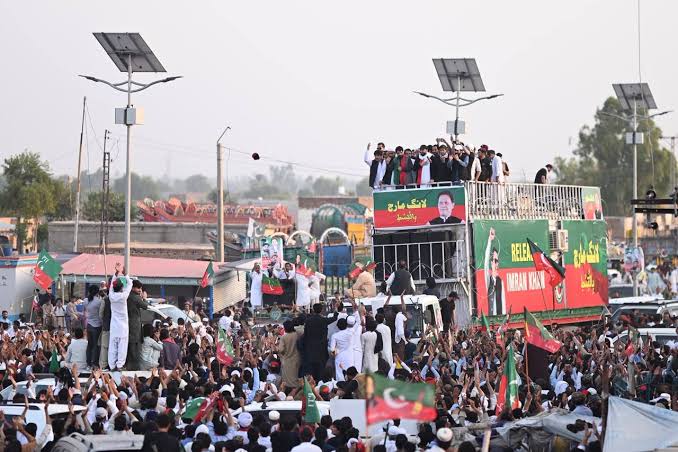 سہیل آفریدی کا کرک پہنچ کر کارکنوں سے خطاب، لانگ مارچ جاری رکھنے کا اعلان